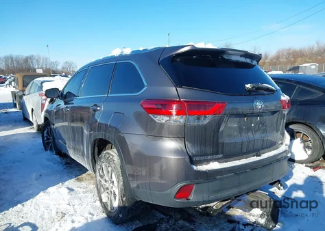 2019 Toyota Highlander Xle z USA, uszkodzony, nr VIN 5TDJZRFH2KS571615
